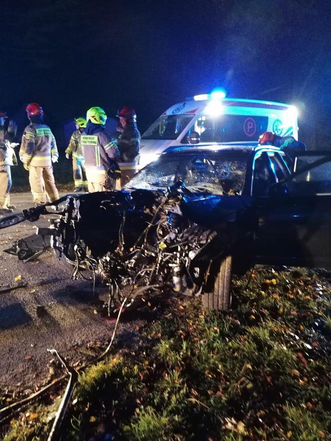 Po pijaku i bez prawka rozbił się na drzewach. Ogromna siła uderzenia.