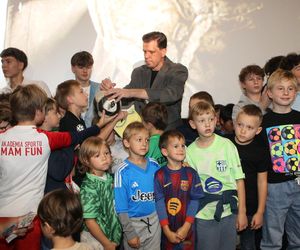 Wojciech Szczęsny z dziećmi na premierze filmu o sobie