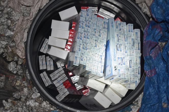 Chcieli przemycić tytoń, ale policjanci dali im popalić! Znaleźli papierosy o wartości ponad 200 tys. zł!