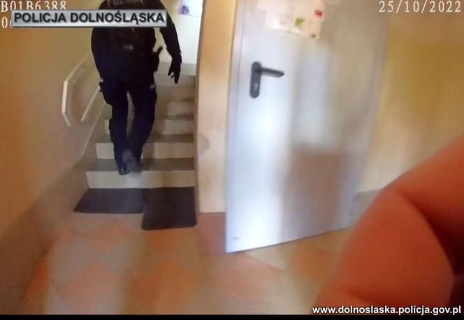 Ranił nożem sąsiada, potem chciał skoczyć z okna