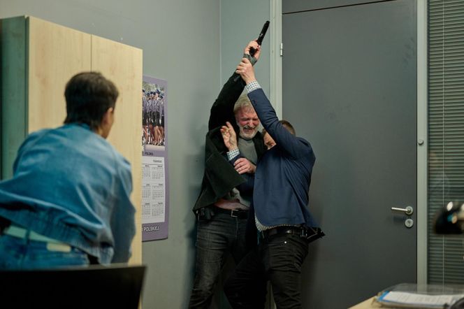 Na Wspólnej, odc 4024. Sławek (Mariusz Słupiński), policjant (Dariusz Klimek), Kaja Kasprzyk (Alicja Kalinowska)