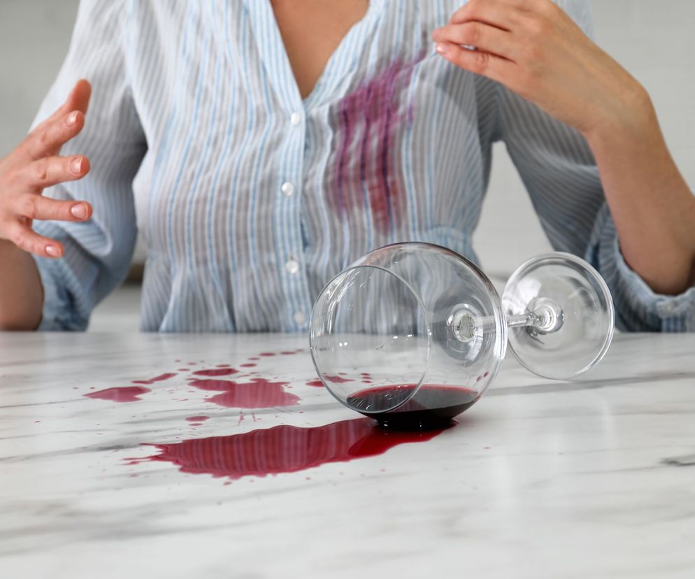 Plama z czerwonego wina