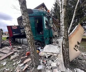 Tragedia w Sochaczewie. Przewoził stal cieżarówką, wjechał w dom. Jedna osoba nie żyje