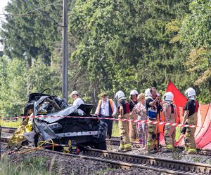 Osobówka wjechała pod pociąg w Wielkopolsce. Cztery osoby nie żyją!