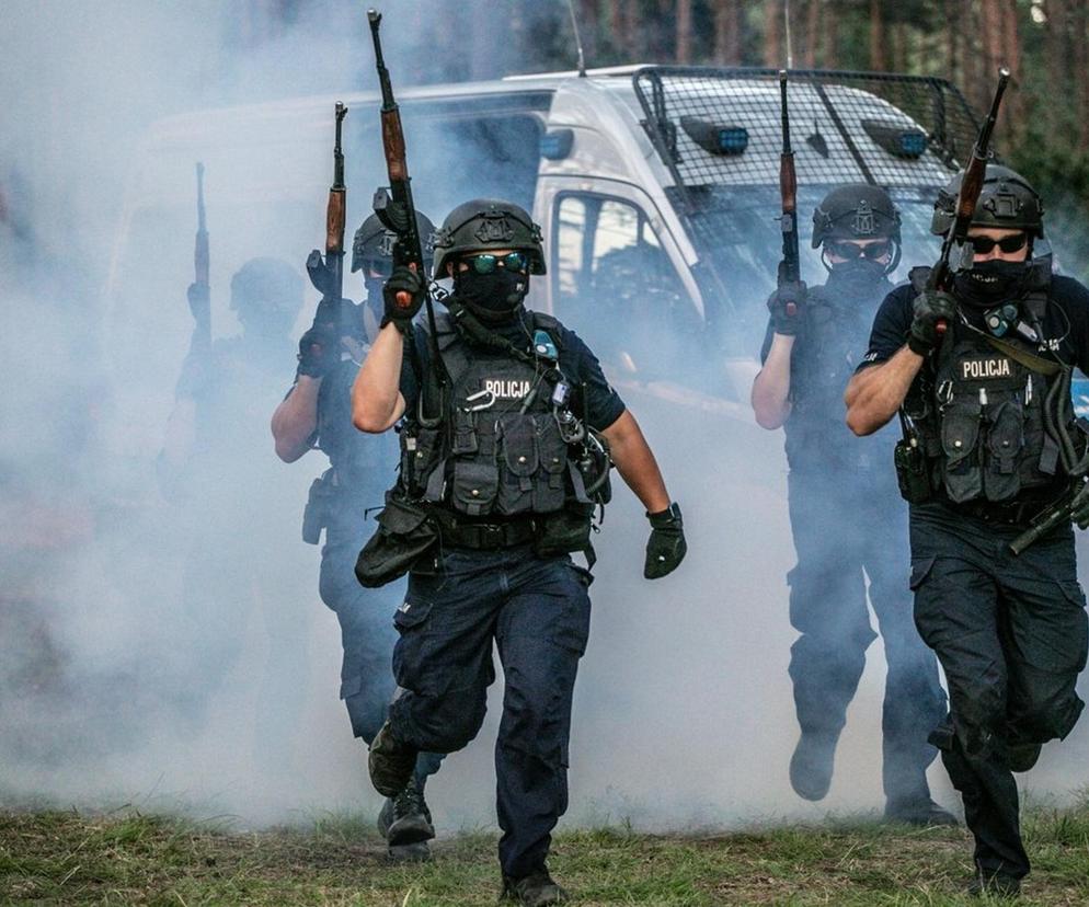 Podjechała policja z długą bronią, mieszkańcy usłyszeli serię huków. Co się stało w Warszawie?
