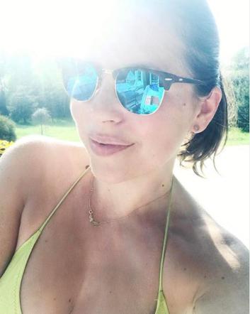 Aleksandra Kwaśniewska w kostiumach kąpielowych