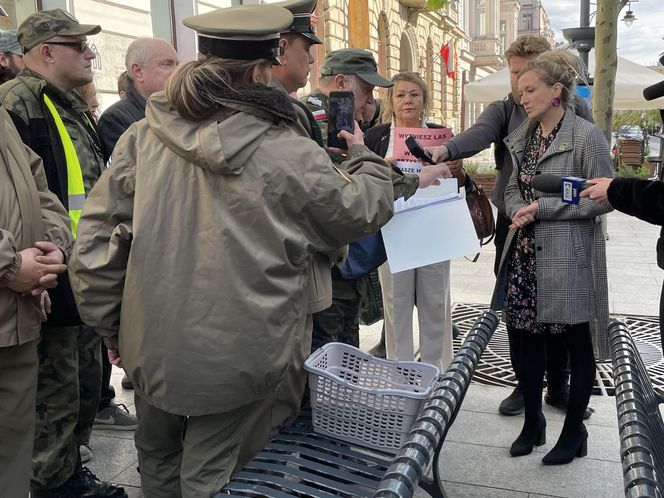 Wielki protest pod urzędem miasta w Łodzi. "Broń lasów Lublinka"
