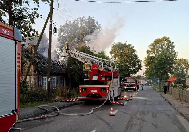 Pożar domu 69-latka pod Radomskiem! Podpalacz podłożył ogień pod sąsiednim budynkiem [ZDJĘCIA]