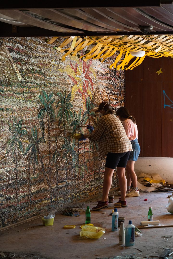 Czyszczenie mozaiki w Kiekrzu z bazgrołów