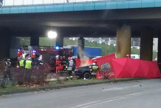 Śmiertelny wypadek na DTŚ. Samochód uderzył w filar i stanął w płomieniach