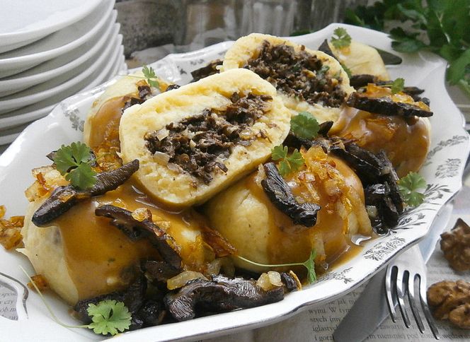 Oryginalne knedle z grzybami. Przepis na szałowy obiad za nieduże pieniądze