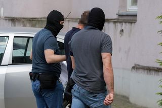 Prokuratura stawia zarzuty dwóm liderom antyszczepionkowców. Chodzi o groźby, przemoc i pochwałę wojny w internecie 