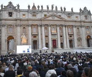 Plac Świętego Piotra wypełniony wiernymi. Modlitwa za papieża Franciszka wzrusza do łez