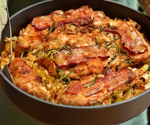 Filet z kurczaka na pierzynce z młodej kapusty. Świetny obiad 2 w 1 gotowy w kilka chwil