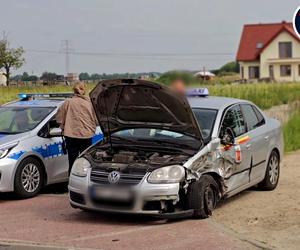 Huknął w śmieciarkę aż urwało koło. Taksówka rozbita, co tam się stało?