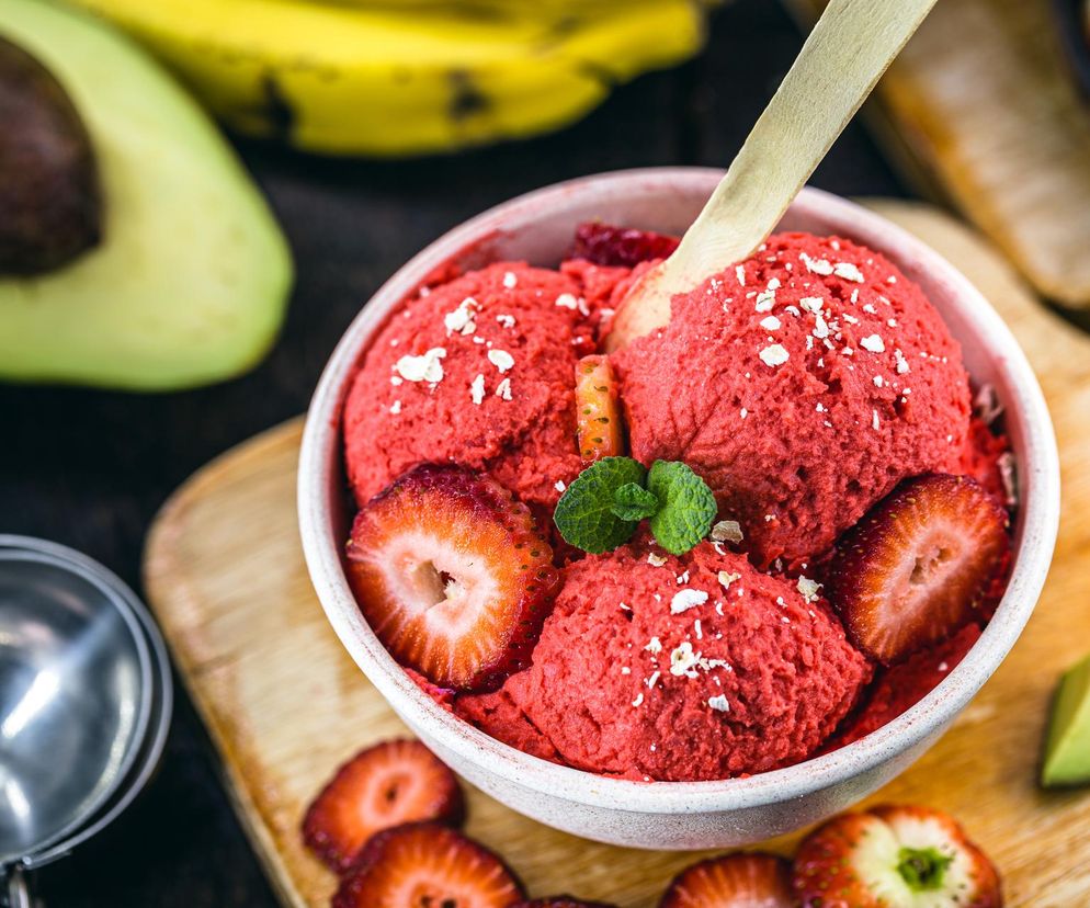 Słodkości dobre dla zdrowia. Lody z awokado i truskawkami to strzał w 10