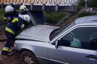 Podlaskie. Mercedes utknął w glinie. Strażacy musieli odkopać kierowcę