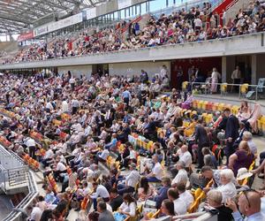 Kongres Świadków Jehowy Białystok 2024. Tłumy wiernych na Stadionie Miejskim