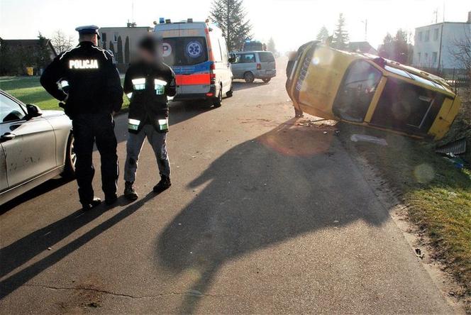 Terenówka wyprzedzała na skrzyżowaniu, a bus skręcił w lewo. SUV dachował w rowie