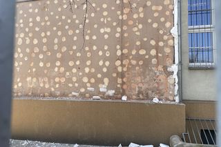 Zerwana elewacja w LXXVI Liceum Ogólnokształcącym w Warszawie