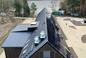 Pasywna nowoczesna stodoła z solarnym dachem nad brzegiem jeziora
