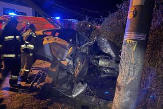 Szaleńcy rajd ulicami Wólki Radzymińskiej. Samochód uderzył w dwa słupy energetyczne. Jedna osoba ranna