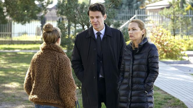 Barwy szczęścia, odcinek 2016, Rodzice Mii - matka Wanda (Agnieszka Przepiórska), ojciec Adam (Marcin Kwaśny), Oliwka (Wiktoria Gąsiewska)