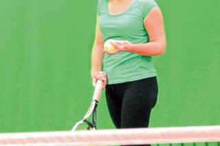 Małgorzata Tusk to AKTYWNA BABCIA - mąż kopie w piłkę, a ona harata w tenisa - ZDJĘCIA