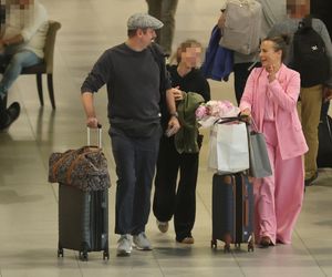 Anna Mucha z rodziną na lotnisku