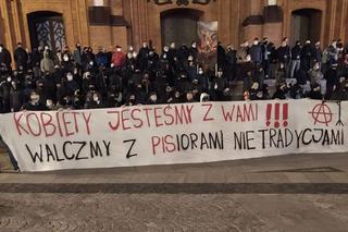 Protest kobiet. Kibice Jagiellonii Białystok: Kobiety, jesteśmy z Wami! [FOTO]