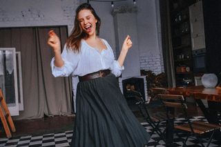Plisowana spódnica midi wraca jesienią i zimą. To prawdziwa perełka modowej klasyki! 