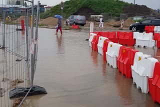 Ulewa w Olsztynie. Zalane ulice, tymczasowe ronda na Krasickiego się rozpłynęły [ZDJĘCIA]