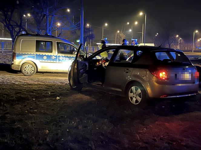 Zwiewał peugeotem przez pół miasta. Policjanci ranni