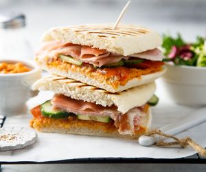 Panini z szynką i serem. Zrób raz, a kanapki na ciepło będziesz jeść tylko tak