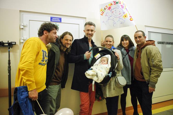Pierwsza miłość odc. 3397. Dorota (Magdalena Wróbel), Lucynka (Delfina Wilkońska), Artur (Łukasz Płoszajski), Kaśka (Misiek Koterski)