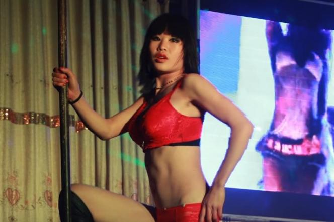 Striptiz na pogrzebie - kto wymyślił idiotyczny trend? [VIDEO]