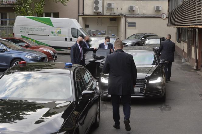 Premier Mateusz Morawiecki opuszcza siedzibę PiS
