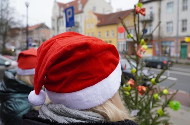 Pod Komendą Miejską Policji w Olsztynie stanęła oryginalna choinka. Każdy może ją "rozebrać" [ZDJĘCIA]