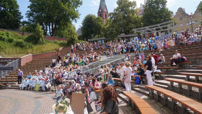 Dni Bajki 2024. W centrum Olsztyna zrobiło się bajkowo. Dzieci przejęły władzę nad miastem [ZDJĘCIA]