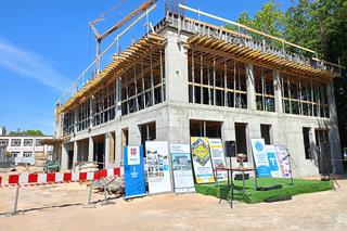 W ścianie budynku powstającego Branżowego Centrum Umiejętności w branży elektroenergetyki zamurowana została także kapsuła czasu