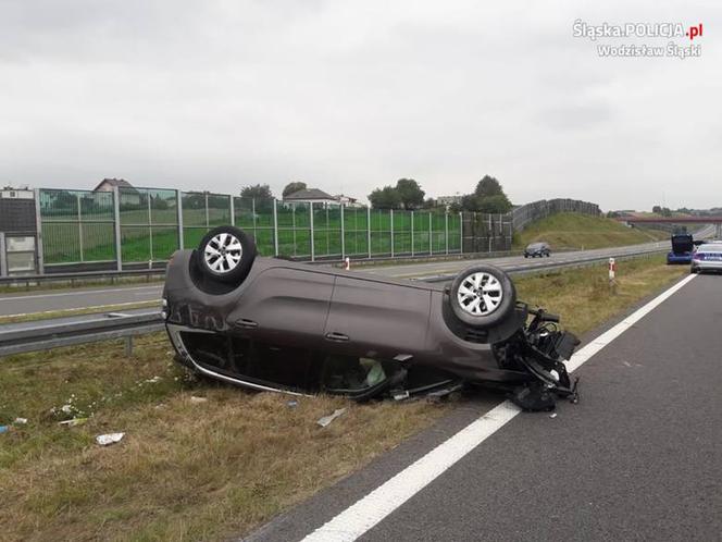 Mszana: Przerażający wypadek na A1. Niemowlę wypadło z dachującego auta