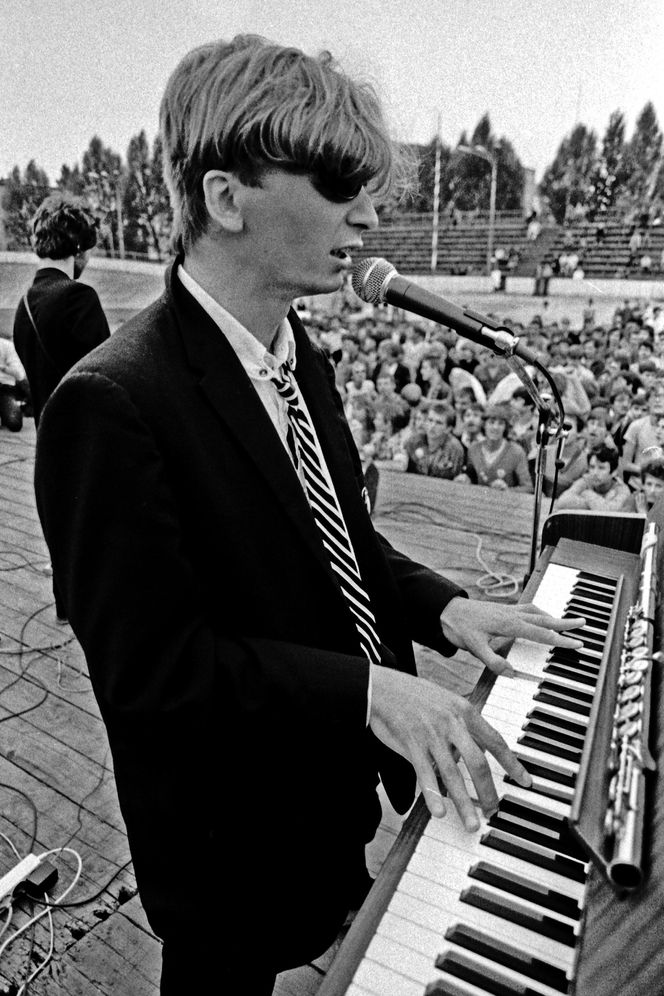 Grzegorz Ciechowski miał tylko grac na klawiszach. Tak Republika debiutowała na scenie