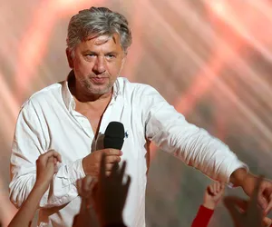 Józefowicz w towarzystwie roznegliżowanych kobiet. Wideo w sieci! Nie chce piersi