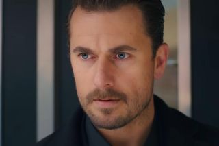 Miłość i nadzieja. Suat wciąga Elif w kolejną intrygę 