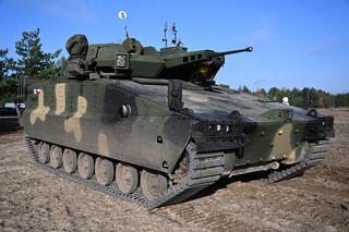 Na poligonie w Nowej Dębie wojsko testuje koreański wóz piechoty AS21 Redback