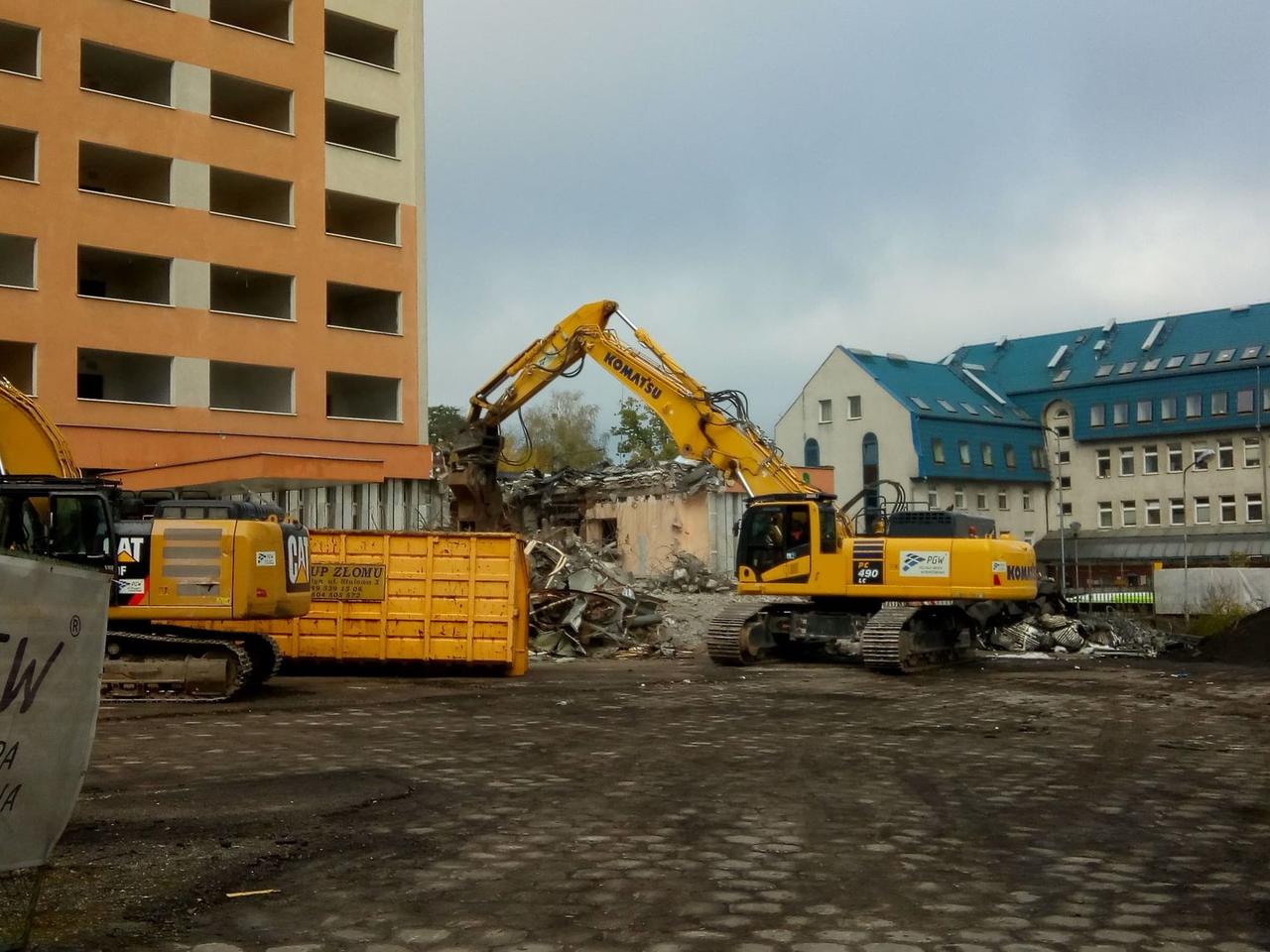 Gromada w rozbiórce. Po dawnym hotelu wkrótce nie będzie śladu [GALERIA, WIDEO]