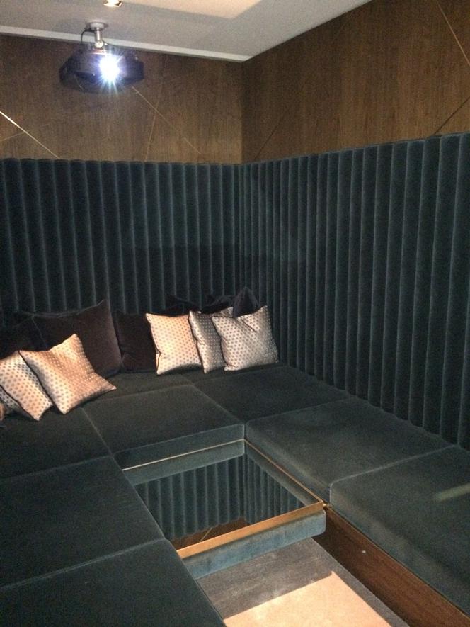 Prywatna sala kinowa w nowoczesnym apartamencie