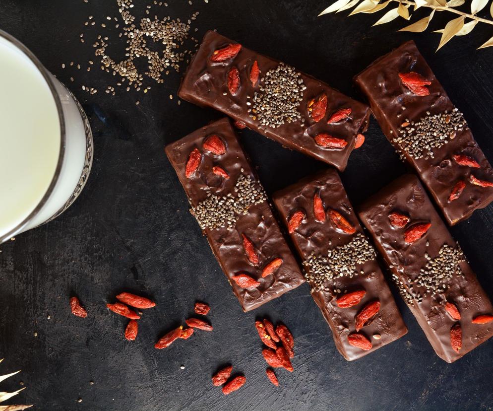 Batony orzechowe z czekoladą