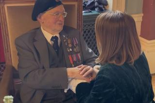 Edyta Górniak padła na kolana przed bohaterem