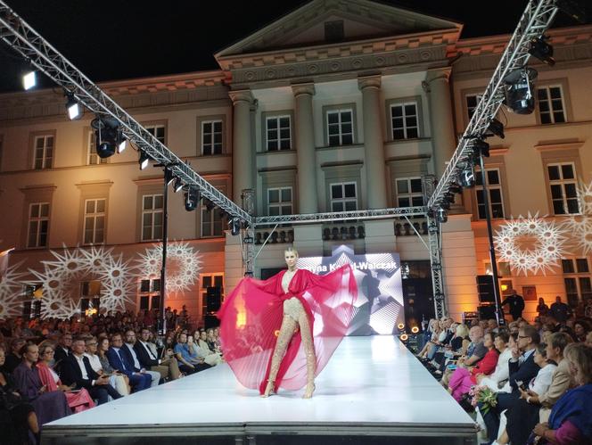 RADOM FASHION SHOW